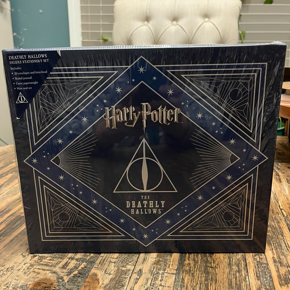 Harry Potter, Deathly Hallows Deluxe
Stationary - Picture 1 of 6